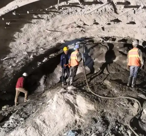 西固拱顶带模注浆料的施工流程及注意事项